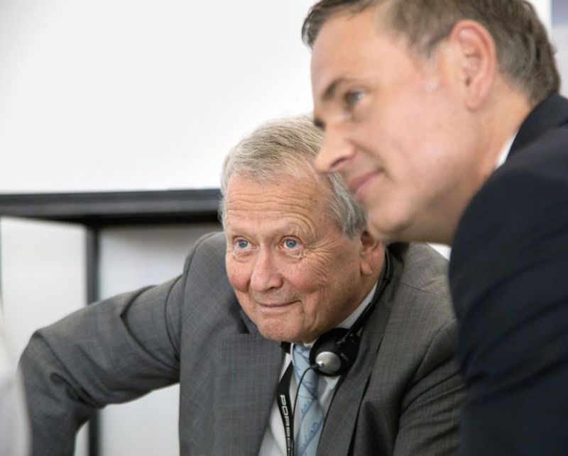 Wolfgang Porsche con Oliver Blume, presidente del Consejo Directivo de Porsche AG