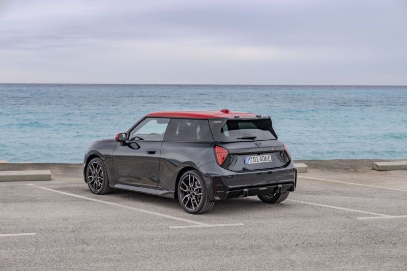 MINI Cooper SE con acabado John Cooper Works 03 061223