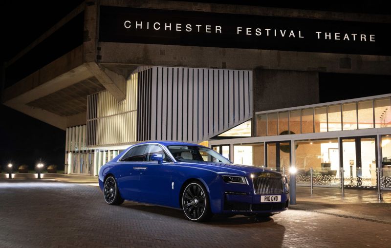 Rolls-Royce Ghost junto al Chichester Festival Theatre 01 111223