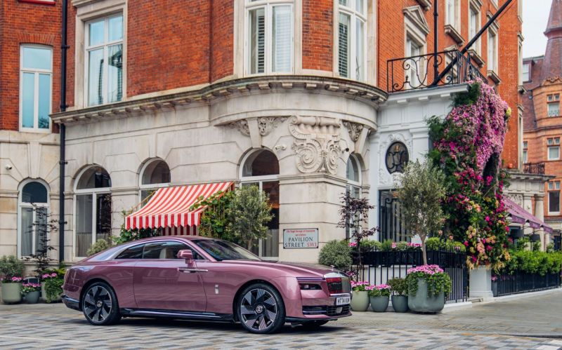 Rolls-Royce presenta Bespoke Spectre, inspirado en la orquídea de terciopelo durante Chelsea Bloom 01220525