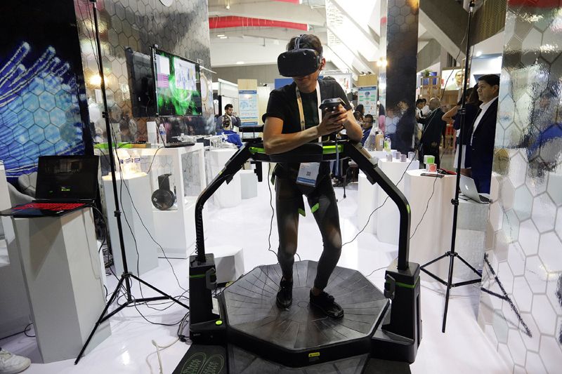Un joven realiza un recorrido virtual por calles mediante esta tecnología, este jueves en el centro expositor de la ciudad de Puebla (México). EFE/Hilda Ríos
