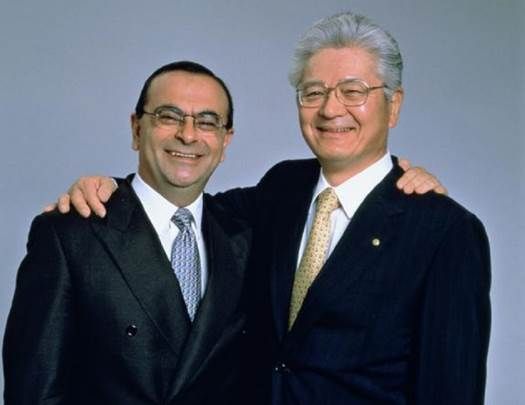 El CEO de Renault, Louis Schweitzer (a la derecha) estrecha manos con Yoshikazu Hanawa, presidente de Nissan Motor Corporation, durante el anuncio de la asociación entre los dos fabricantes de vehículos.