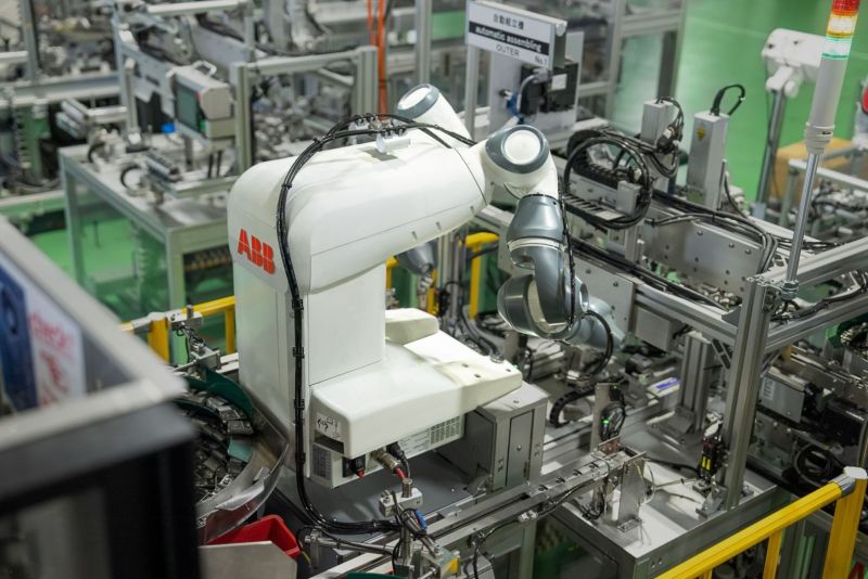 Los cobots ABB YuMi alivian la escasez de mano de obra para un proveedor de aluminio 01 141123