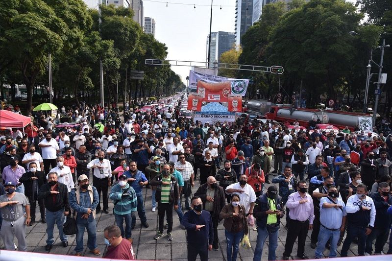 Los integrantes del Movimiento Nacional Taxista que se movilizaron de la Ciudad de México, Estado de México y estados circunvecinos.