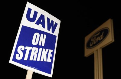 Vista de un cartel del sindicato United Auto Workers union (UAW) afuera de una planta de Ford, en una fotografía de archivo. EFE/ Mike Mulholland 01 210224