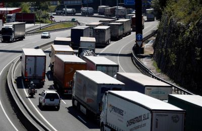 Vehículos pesados en una carretera del norte de España. EFE/Javier Etxezarreta. 01 220224
