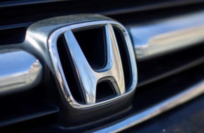 Fotografía de archivo en la que se registró un logo de la automotriz japonesa Honda, en un vehículo, en Alexadria (Virginia, EE.UU.). EFE/Erik Lesser 01 221223