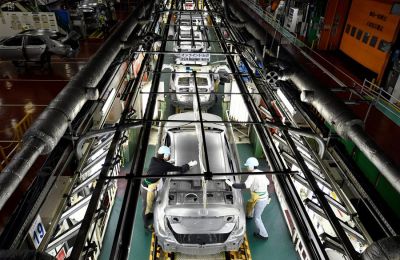 Fotografía de archivo en la que se registró una vista cenital de una línea de producción de la planta de ensamblaje de la automotriz japonesa Toyota Tsutsumi, en Toyota (Nagoya, Japón). EFE/Franck Robichon 01 040324