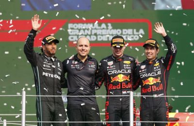 El británico Lewis Hamilton (i), de Mercedes, el holandés Max Vertapeppen (2d), Red Bull Racing, y el mexicano Sergio Pérez (d), Red Bull Racing, posan en el podio del Gran Premio de Fórmula Uno de Ciudad de México, en el Autódromo Hermanos RodrIguez 3010