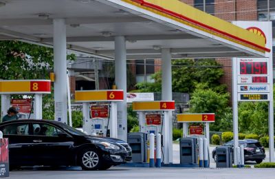 Vista de clientes que buscan llenar sus vehículos en una estación de gasolina en Decatur, Georgia, el 6 de mayo de 2022.