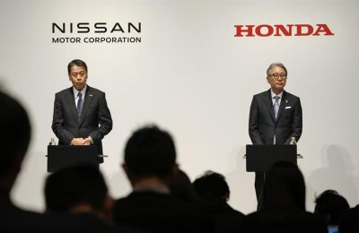 El presidente y CEO de Nissan, Makoto Uchida (izqu.), y su homólogo en Honda, Toshihiro Mibe, en la rueda de prensa en la que anunciaron este viernes que han empezado a negociar una alianza en materia de producción de componentes y software para vehículos