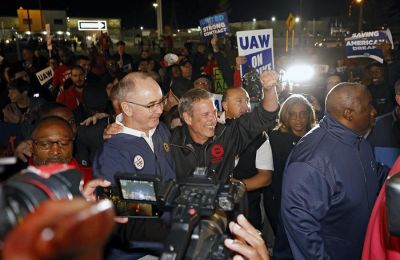 El presidente del sindicato United Auto Workers (UAW), Shawn Fain (i), celebra junto al vicepresidente Chuck Browning (c), y otros trabajadores frente a la fábrica Ford Michigan Assembly, el 15 septiembre 2023 en Wayne, Michigan, (EE.UU). EFE/Mike  260923