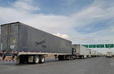 Conductores de camiones transitan hacia la aduana rumbo a Estados Unidos por el Puente Internacional Zaragoza, el 20 de enero de 2024 en Ciudad Juárez (México). EFE/Luis Torres 01 220124