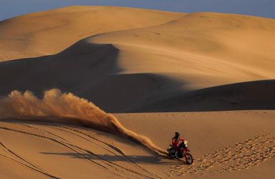 El piloto Ricky Brabec en la octava etapa del Rally Dakar 2022 entre Al Dawadimi y Wadi Ad Dawasiri, este lunes, en Arabia Saudí. 