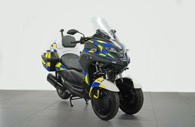 MAHLE Powertrain y White Motorcycle Concepts para electrificar vehículos de tres ruedas con luz azul 01 230223