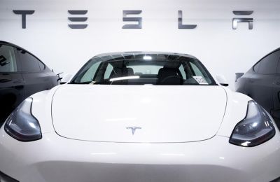 Un auto Tesla Model 3 , en una fotografía de archivo. 01 110522