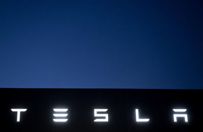 Fotografía de archivo del logo de la compañía Tesla. 01 090123