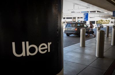 Fotografía de archivo en la que se registró un logo de la multinacional estadounidense de transporte Uber, en el Aeropuerto Internacional de Los Ángeles (California, EE.UU.). 