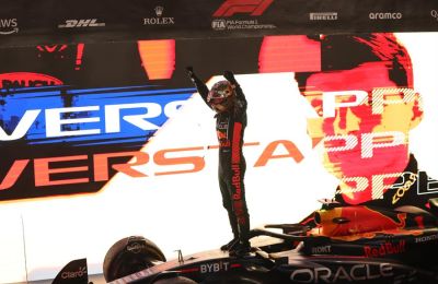 El piloto holandés de Fórmula Uno Max Verstappen de Red Bull Racing celebra ganar el Gran Premio de Qatar de Fórmula 1 en Lusail, Qatar. EFE/EPA/ALI HAIDER 01 091023