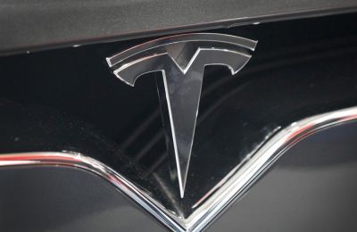 Logotipo del fabricante de vehículos eléctricos de lujo Tesla, en una fotografía de archivo. 01 250123