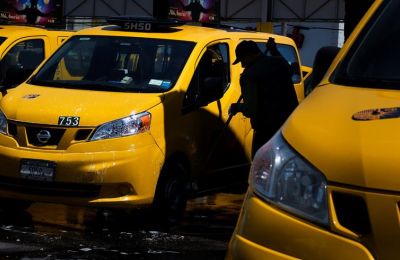 Un hombre lava un taxi de la ciudad de Nueva York en Queens, Nueva York (EE.UU.). 01 110123