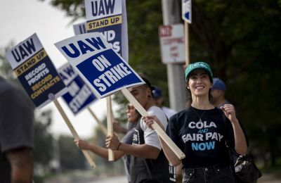 Personas que hacen parte del sindicato United Auto Workers (UAW) realizan una protesta como parte de una huelga, en una fotografía de archivo. EFE/ Etienne Laurent 01 301023