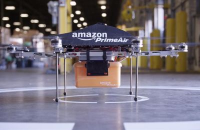 Fotografía cedida hoy por Amazon donde se aprecia su dron MK4, el primer diseño de la compañía para hacer envíos a domicilio desde el aire. 01 130622