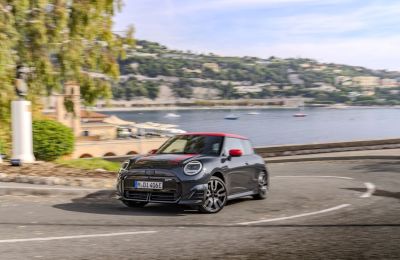 MINI Cooper SE con acabado John Cooper Works 02 061223