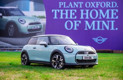 MINI Plant Oxford celebra el inicio de la producción del nuevo MINI Cooper 01 120324
