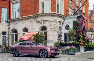 Rolls-Royce presenta Bespoke Spectre, inspirado en la orquídea de terciopelo durante Chelsea Bloom 01220525