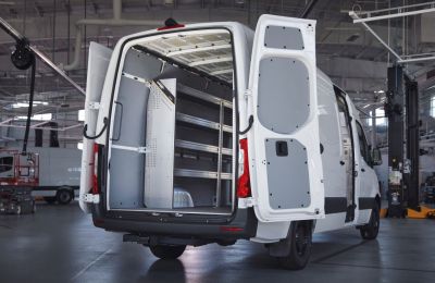Mercedes-Benz USA presenta VanSolution: un nuevo modelo de negocio para la mejora profesional, empezando por las soluciones de estanterías para las furgonetas de carga Sprinter y eSprinter 01120325