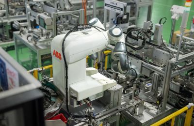 Los cobots ABB YuMi alivian la escasez de mano de obra para un proveedor de aluminio 01 141123